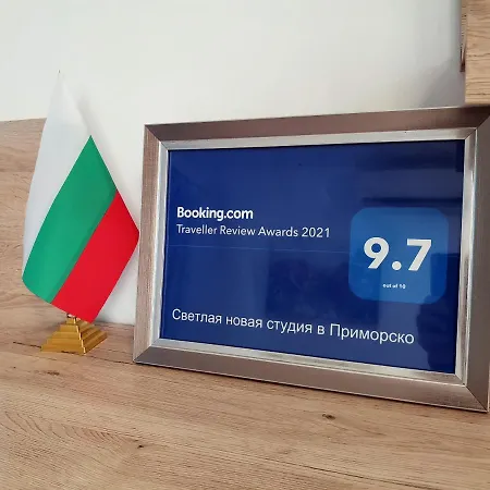 светлая новая студия в Апартамент Приморско